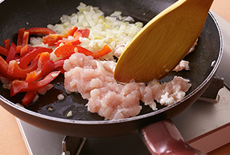 同じフライパンに玉ねぎ、にんにく、しょうがを入れて炒め、香りが出てきたら鶏肉、パプリカを加えて肉をほぐしながら炒める。肉の色が変わったら水を加え、Aも加える。