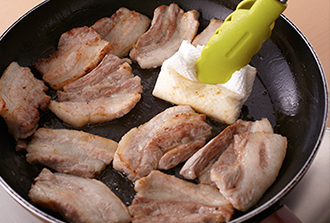 フライパンにサラダ油を中火で熱し、豚肉を並べ、上下を返しながら3～4分焼きつける。出てきた脂をぺーパータオルでかるく拭き取り、そら豆を加えて2～3分炒める。