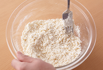 生地を作る。ボウルに薄力粉と塩を入れて混ぜ合わせ、サラダ油を加えてそぼろ状になるまでフォークで混ぜる。