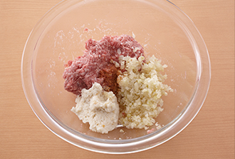 ボウルにひき肉と塩を入れて粘りが出るまで練り、混ぜたA、1の玉ねぎ、ナツメグを加えてよく混ぜる。