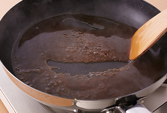 空いたフライパンをさっと拭き、Aを入れて中火にかける。とろみがつくまで混ぜながら煮詰め、2のトマトにかける。