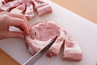 豚肉に、4本切り込みを入れ（切り離さないようにグローブ状にする）、塩、こしょうをふって薄力粉をまぶす。Aを混ぜておく。つけ合わせのキャベツは冷水にさらし、シャキッとしたら水気をきる。