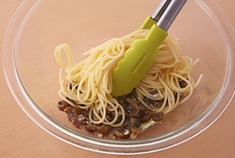 2のボウルに茹でたスパゲッティ、茹で汁を加えてよくあえ、味をみて塩、粗挽き黒こしょうをふる。器に盛り、チーズをふってイタリアンパセリを散らす。