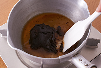 小鍋に赤みそだれの材料を入れて混ぜ、みそが溶けたら中火にかける。へらで混ぜながら2分ほど煮る。