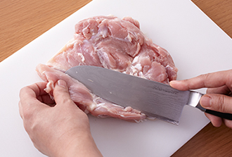 鶏肉は筋を切り、厚みのある部分に包丁を寝かせるようにして切り込みを入れ、厚みが均一になるように切り開いて、Aをふる。