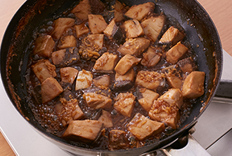 ぶりの甘辛煮を作る。ぶりとAをフライパンに入れて中火にかけ、汁気がなくなるまで混ぜながら煮る。