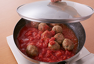 トマトの水煮を2に加え、ふたをして火が通るまで10分ほど煮て、塩、こしょうで味をととのえる。