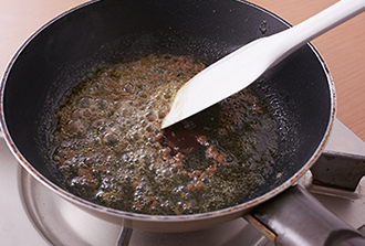 フライパンにアンチョビとオリーブ油を入れて中火で炒める。ふつふつと煮立ってきたら、熱いうちに2にかける。バゲットを添える。