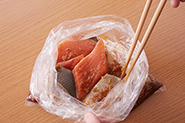 鮭で作っても、ひと味違うおいしさです。生鮭の切り身を食べやすく切ってAで下味をつけ、あとは同様に炒めます。