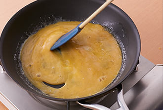 卵2個をボウルに溶きほぐし、Bの1/2量を加えてよく混ぜる。フライパンにバターの1/2量を入れて中火にかけ、溶けたら卵液を流し入れ、大きく混ぜる。