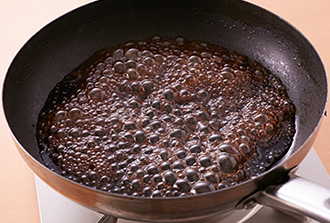 ソースを作る。フライパンにバルサミコ酢とはちみつを入れて中火にかけ、とろみが出るまで煮詰めて塩、こしょうを加える。