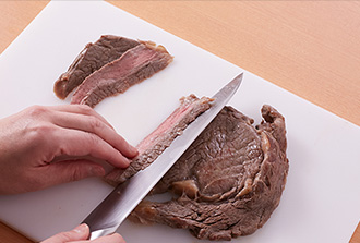 アルミホイルから牛肉を取り出して薄くそぎ切りにし、皿に並べる。ルッコラの葉をつんで添え、パルミジャーノレッジャーノをピーラーで大きく削り、ルッコラの上に散らす。3のソースをかける。