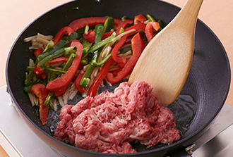 野菜を端に寄せ、空いたところに残りのサラダ油を足して牛肉を加える。ほぐしながら炒め、肉の色が変わったらAを加えて全体になじむまで炒め合わせる。皿に盛り、粗挽き黒こしょうをふる。