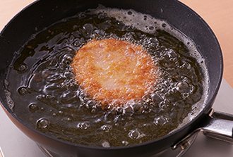 フライパンの深さ2センチくらいまでサラダ油を入れて、中温（170℃）に熱する。2を入れ、上下を返しながら1～2分こんがり色づくまで揚げ、取り出して油をきる。