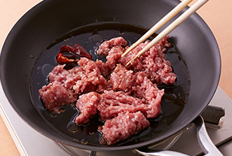 フライパンにAとひき肉を入れて混ぜ合わせ、中火にかける。5分ほど、肉をほぐしながら炒め煮にする。