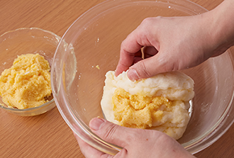 別の器に卵を溶きほぐし、粉チーズを加えて混ぜる。2のボウルに少しずつ加え、手で練り込む。