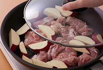 フライパンにごま油を中火で熱し、鶏肉の皮目を下にして並べ、さつまいもも並べる。ふたをして3分ほど蒸し焼きにする。上下を返し、しめじを加えてさらに3分蒸し焼きにする。
