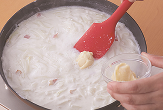バターを常温でやわらかく戻し、薄力粉を加えて混ぜておく。2のフライパンに加えて溶かして、とろみがついたら黒こしょうを加える。