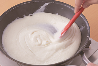 ホワイトソースを作る。フライパンにバターを中火で溶かし、弱火にして薄力粉を加えて焦がさないように炒める。全体がよくなじんだら火を止め、牛乳を加える。再び中火にかけ、混ぜながらとろみがつくまで煮る。（へらで混ぜた跡がなべ底に残るのが目安）。