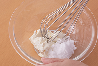 ボウルにクリームチーズを入れて常温に戻しておく。そこに砂糖を加え泡立て器でよく混ぜる。卵、ヨーグルト、薄力粉の順に加えてさらに混ぜ合わせる。