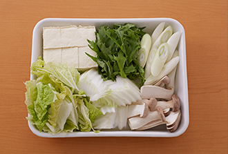 豆腐は食べやすい大きさに切る。水菜は長さ4センチに切る。ねぎは幅1センチの斜め切りにする。白菜は葉と芯に分け、葉は4センチ四方くらいに切り、芯はそぎ切りにする。エリンギは縦に薄切りにする。