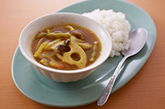 重ね煮を使って野菜たっぷりスープカレーが簡単に作れます！野菜たっぷりスープカレー　材料（2人分）と作り方：鍋に、きのこと根菜のトマト味重ね煮（2カップ）、カレー粉（小さじ2）、塩（小さじ1/4）、水（1と1/2カップ）を入れて混ぜ合わせ、中火にかける。全体がなじめばでき上がり。ご飯を添えてどうぞ。