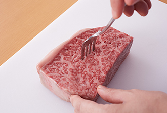 常温に戻しておいた牛肉はフォークなどで表面全体を刺し、塩、黒こしょうをすり込む。玉ねぎは幅1センチくらいのくし切りにし、にんじんは乱切りにする。マッシュルームは石づきを切って等分に切る。