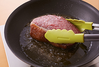 フライパンにオリーブ油大さじ1を中火で熱し、牛肉を入れる。面を変えながら全体にしっかり焼き色をつけていったん取り出す。