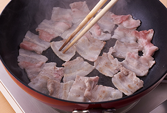 フライパンにサラダ油を入れ、火にかける前に豚肉を重ならないよう並べる。中火にかけ、肉の色が変わってきたら上下を返し、もやしを加えて炒め合わせる。豆腐と高菜も加えて火が通るまで炒める。