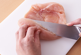 鶏肉の厚みのある部分に包丁をねかせて切り込みを入れ、観音開きにして厚みを均一にする。耐熱性のあるジッパー付きの保存袋に入れ、Aを加えてもみ込む。ローリエも加えて空気を抜いて閉じ、10～15分おく。