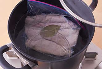 鍋にたっぷりの湯を沸かし、1を入れる。浮いてこないよう耐熱の器を入れて重しにし、ふたをして弱火で2分ほど湯せんにする（鶏肉に赤い部分が残っているようなら、さらに1分加熱する）。火を止め、そのまま冷ます。
