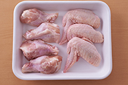手羽元、手羽先（各6～8本）などの骨つき肉でも同じように作れます。鶏肉のスープと冬瓜の相性の良さも味わってみてください。