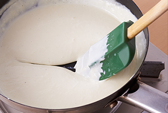 チーズソースを作る。フライパンにAを入れて中火にかけ、へらで混ぜながらクリームチーズを溶かす。軽くとろみがついたら、塩、こしょうを加える。