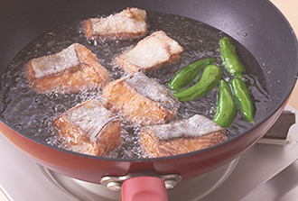 フライパンに深さ1センチくらいのサラダ油を入れて160℃に熱する。2の鮭を入れ、返しながら濃いきつね色になるまで揚げる。しし唐辛子も水気を拭いて素揚げする。器に盛ってレタス、レモンを添える。