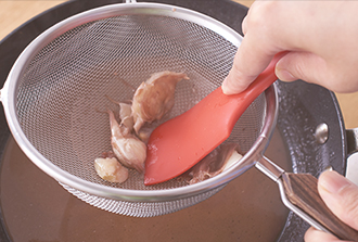 にんにくをざるに取り、ゴムベラでつぶしながらこしてフライパンに戻し入れる。再び中火にかけ、混ぜながらとろみがつくまで煮詰め、味をみて塩少々を加えてソースを作る。皿にソースを敷いて鶏肉をのせ、クレソン、じゃがいものピュレ（作り方はPOINT参照）を添える。