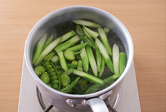 鍋に湯を沸かし、塩（分量外・湯の量の0.5%）を加える。そら豆、スナップえんどう、アスパラガスを入れて3分ほどゆで、ざるに上げて粗熱をとる。