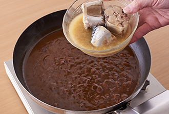 つけ汁を作る。フライパンに水、カレールウを入れて中火にかけ、混ぜながら溶かす。とろみがついたら、さば水煮を缶汁ごと加えてかるく身をほぐす。めんつゆを加え、牛乳で濃度を調整（好みの加減に）する。