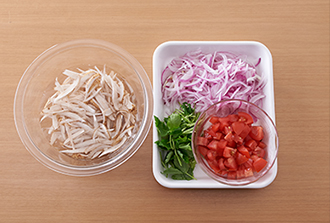 ごぼうはささがきにして水に2～3分さらす。紫玉ねぎは薄切りにし、水に1分ほどさらして水気をきる。三つ葉は長さ2～3センチに切り、水にさっとさらして水気をきる。トマトは1センチ角に切る。