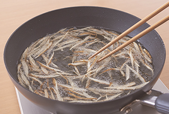 ごぼうの水気を拭く。フライパンに深さ2センチのサラダ油を入れて中温（170度～180度）に熱する。ごぼうを入れ、時々混ぜながら3分ほど揚げて取り出し、油をきる。