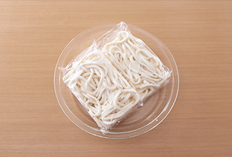 冷凍うどんを袋の表示通りに電子レンジで加熱し、ほぐして器に盛る。揚げたごぼうと野菜を彩りよくのせ、温めた1のつけ汁を添える。