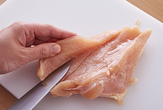 鶏肉は、厚みのある部分に包丁を寝かせて切り込みを入れる。厚みが均等になるように切り開いて1.5倍くらいの面積になるようにする。塩、黒こしょう、しょうがの絞り汁をからめ、片栗粉をまぶす。
