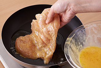 フライパンにサラダ油を中火で熱し、鶏肉に溶き卵をからめて皮を下にして入れる。5分ほど焼きつけ、上下を返してさらに5分ほど焼いて取り出す。食べやすい大きさに切って器に盛る。