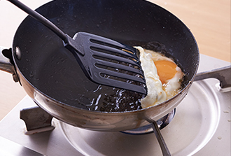 小さめのフライパンにごま油を入れ、卵を割り入れる。卵白の端がふつふつとしてかたまってきたら、フライパンを少し傾け、フライ返しで持ち上げて卵黄にかぶせるようにしてひっくり返す。好みのかたさになったら取り出す。残りの卵も同様に揚げ焼きにする（油が足りなくなったら適宜足す）。器に盛って玉ねぎだれをかけ、一味唐辛子をふり香菜を添える。