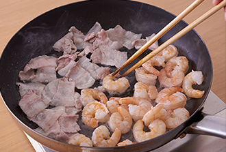 フライパンにサラダ油小さじ１をひいて中火にかけ、えびを並べ、豚肉も広げて並べる。えびと豚肉の色が変わってきたら混ぜるように炒めて塩、こしょうをふって取り出す。