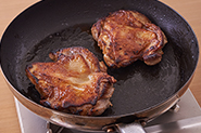 フライパンで手軽に焼く事もできます。作り方：フライパンに、マリネした鶏肉の汁気をきって皮目を下にして並べる。中火にかけ、時々フライ返しで押しつけながら5～8分焼いて裏返し、さらに3～5分焼く。