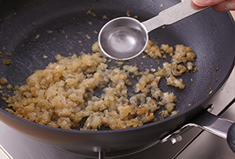 フライパン（または鍋）にサラダ油大さじ1/2を強火で熱し、玉ねぎを5分ほど炒める。途中焦げそうになったら水を大さじ1くらいずつ（分量外）足しながら炒める。