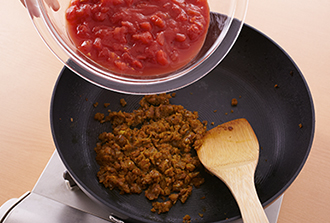 カレー粉を入れて炒め合わせ、しょうがを加えてさらに炒める。香りが出たらトマトの水煮、顆粒スープの素を加え、ときどき混ぜながら中火で5分ほど煮る。