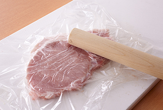 豚肉をまな板にのせてラップをかけ、めん棒などでたたいて厚さ5～6cmくらいにのばし、塩、こしょうをふる。薄力粉をまぶし、混ぜたAをからめてパン粉をつける。