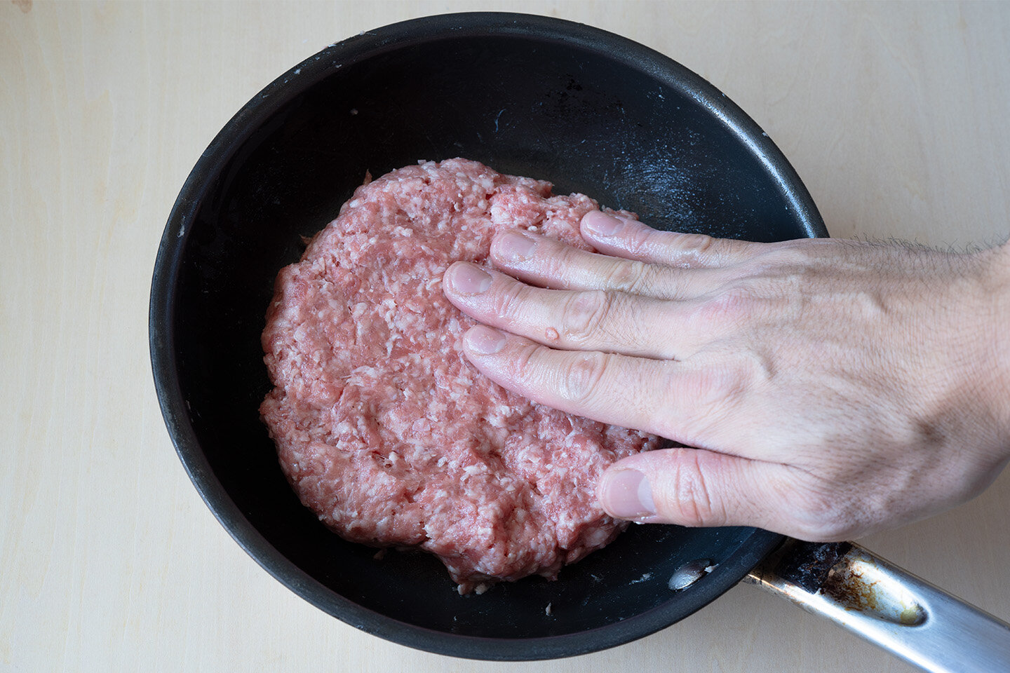 小さめのフライパン（直径20㎝）にサラダ油を塗り、ひき肉とAを入れてよく混ぜ合わせ、平らにして丸く形を整える。