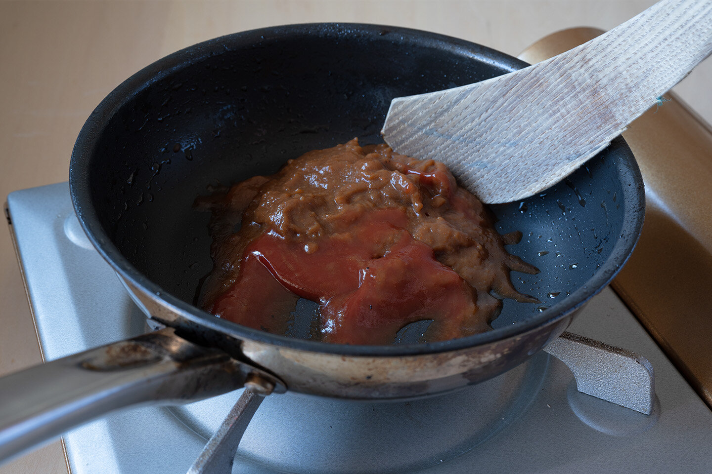 肉から出た脂をペーパータオルで拭き取り、Bを入れて混ぜ、中火でひと煮立ちさせてソースを作る。2のハンバーグにかけ、クレソンを添える。